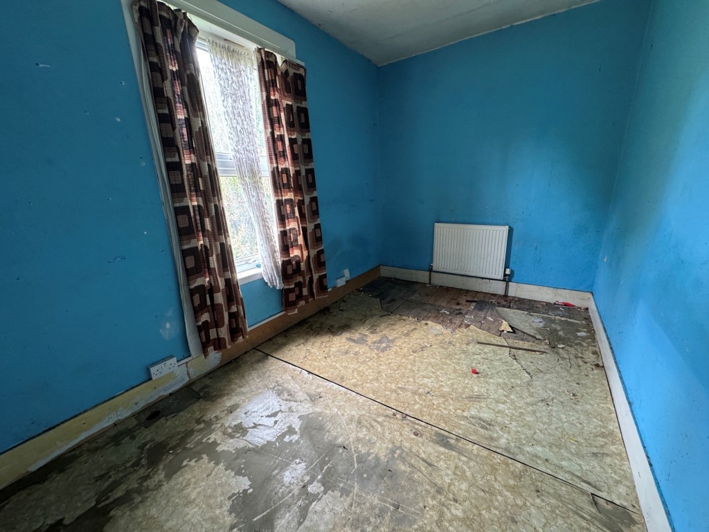 Lot: 101 - DETACHED FOUR-BEDROOM HOUSE FOR IMPROVEMENT - Bedroom 3